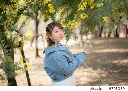 ミモザと女性 ミモザと女性 49793389