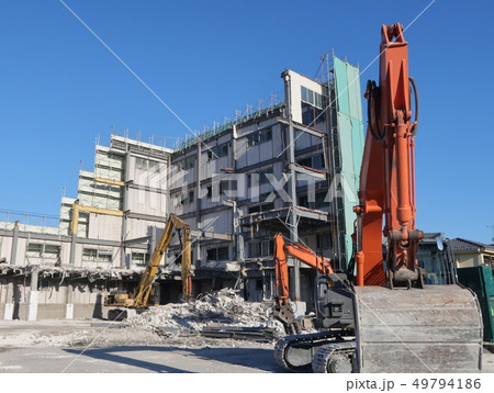 解体工事現場と油圧ショベル 解体工事現場と油圧ショベル 49794186