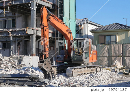 解体工事現場と油圧ショベル 解体工事現場と油圧ショベル 49794187