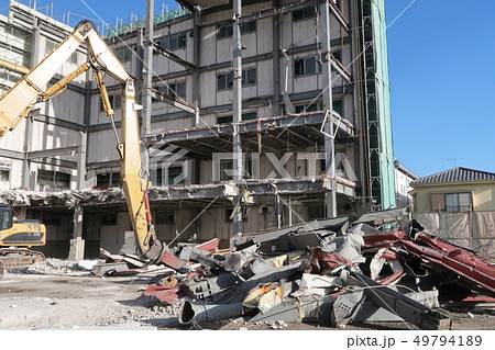 解体工事現場と油圧ショベル 解体工事現場と油圧ショベル 49794189