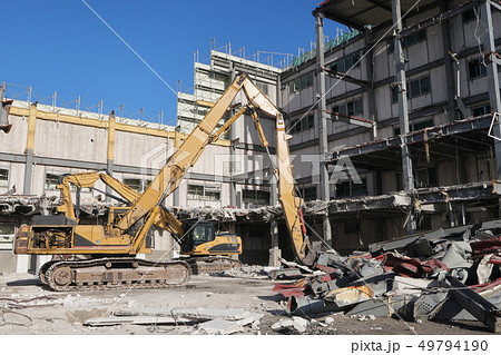 解体工事現場と油圧ショベル 解体工事現場と油圧ショベル 49794190