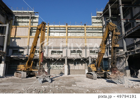 解体工事現場と油圧ショベル 解体工事現場と油圧ショベル 49794191