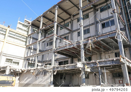 解体工事現場と油圧ショベル 49794203