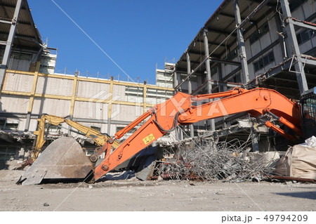 解体工事現場と油圧ショベル 解体工事現場と油圧ショベル 49794209