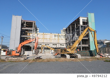 解体工事現場と油圧ショベル 解体工事現場と油圧ショベル 49794212