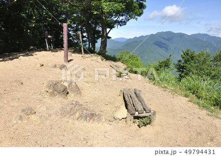 岩茸石山の山頂と川乗山 49794431