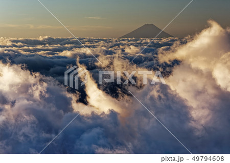 八ヶ岳連峰・前三ツ頭から見る夜明けの雲海と富士山 八ヶ岳連峰・前三ツ頭から見る夜明けの雲海と富士山 49794608