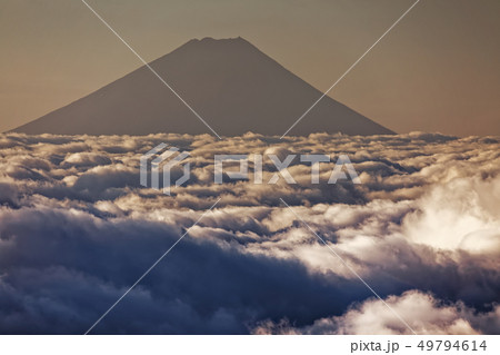 八ヶ岳連峰・前三ツ頭から見る夜明けの雲海と富士山 八ヶ岳連峰・前三ツ頭から見る夜明けの雲海と富士山 49794614