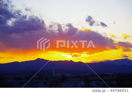 夕暮と真っ赤に燃ゆる雲 夕暮と真っ赤に燃ゆる雲 49796051