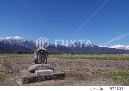 信州　安曇野の道祖神　石仏と北アルプス　超広角　爺ヶ岳～鹿島槍ヶ岳を望む　大町市安曇沓掛駅近郊より 49798384