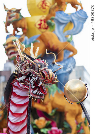 龍踊りの龍とランタン 49800876