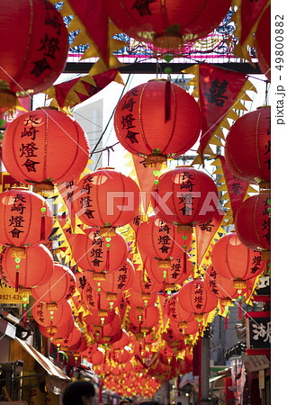 中華街に並ぶランタン 49800882