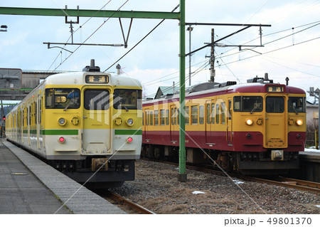 越後線を走る115系普通列車 49801370