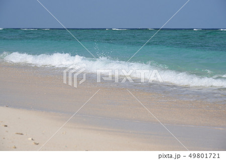 【瀬底ビーチ】　沖縄県　瀬底島　海岸　絶景　ブルーアウト　初夏 49801721