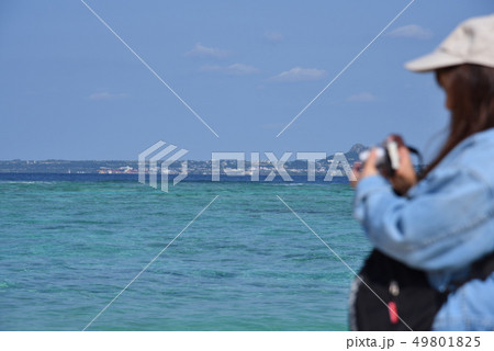 【瀬底ビーチ】　沖縄県　瀬底島　海岸　絶景　サーファー　初夏 49801825
