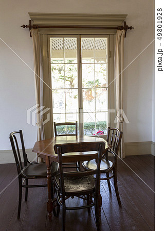 洋館の掃き出し窓とテーブル 49801928