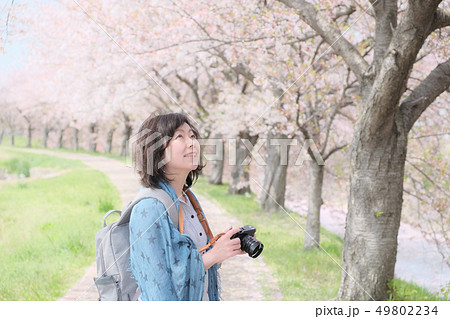桜を写すカメラ女子 桜を写すカメラ女子 49802234