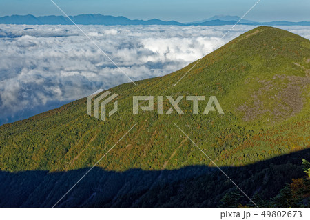 八ヶ岳連峰・三ツ頭から見る編笠山と御嶽・中央アルプス 八ヶ岳連峰・三ツ頭から見る編笠山と御嶽・中央アルプス 49802673