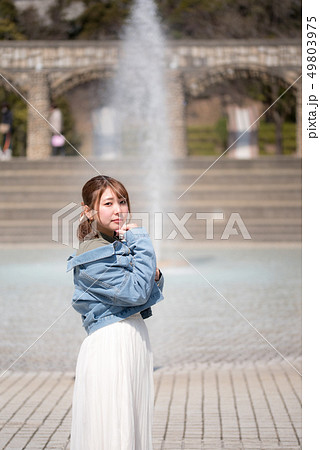 散歩 散策 ビューティー ライフスタイル ポートレート 女性 新緑 散歩 散策 ビューティー ライフスタイル ポートレート 女性 新緑 49803975