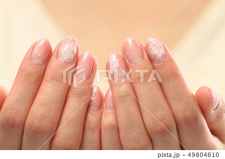 オーガニックジェルネイル 春イメージ フラワーネイル の写真素材