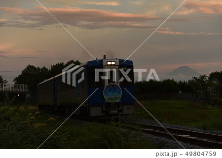 北杜市小淵沢町、夏の夕暮れ小淵沢駅を出発したHIGH RAIL1375星空 北杜市小淵沢町、夏の夕暮れ小淵沢駅を出発したHIGH RAIL1375星空 49804759