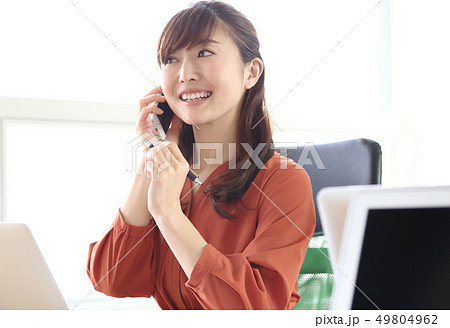 オフィスで仕事をする女性イメージ オフィスで仕事をする女性イメージ 49804962