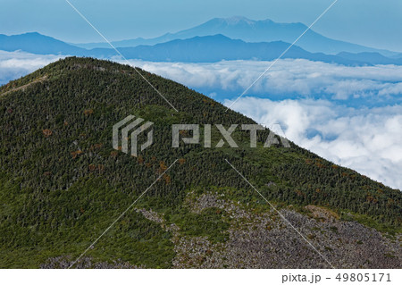 八ヶ岳連峰・三ツ頭から見る編笠山と御嶽 八ヶ岳連峰・三ツ頭から見る編笠山と御嶽 49805171