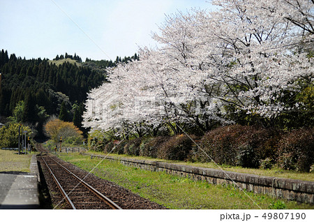 春のローカル線のホームから 春のローカル線のホームから 49807190