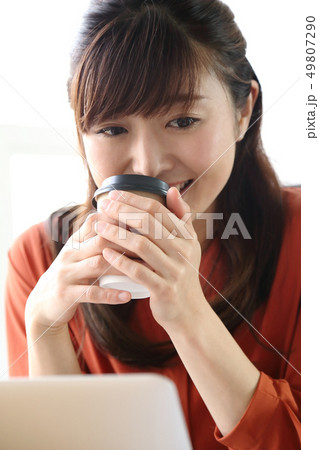 オフィスで仕事をする女性イメージ オフィスで仕事をする女性イメージ 49807290