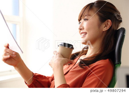 オフィスで仕事をする女性イメージ 49807294