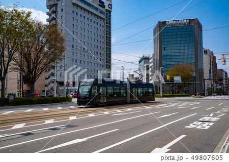 路面電車が走る富山駅南口駅前交差点　2019.04 a 49807605
