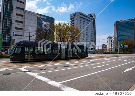 路面電車が走る富山駅南口駅前交差点 2019.04 b 路面電車が走る富山駅南口駅前交差点 2019.04 b 49807610