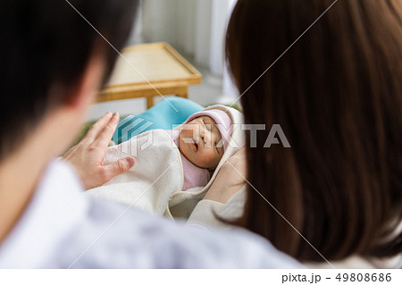 赤ちゃんと夫婦 49808686