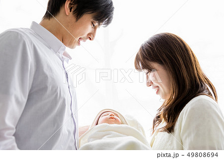 赤ちゃんと夫婦 赤ちゃんと夫婦 49808694