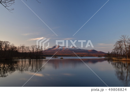 春の北海道七飯町大沼公園で大沼と駒ヶ岳の夕暮れの風景を撮影 49808824