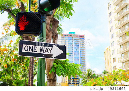 道路標識と信号 ハワイ の写真素材