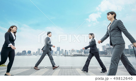 行き交う人々 行き交う人々 49812640