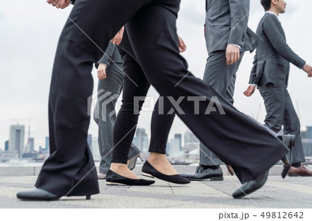 行き交う人々 行き交う人々 49812642