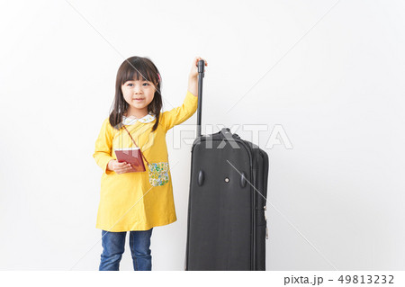 海外旅行に行く子ども 49813232