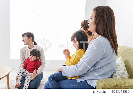 ママ友と子供たち ママ友と子供たち 49814869