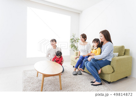 ママ友と子供たち 49814872