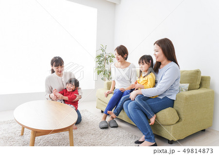 ママ友と子供たち 49814873