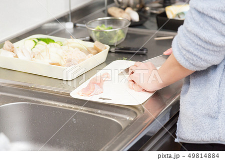 肉を切る女性 49814884