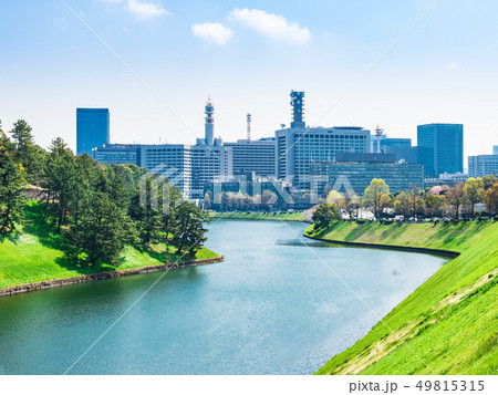 皇居・桜田濠と霞が関の庁舎 49815315