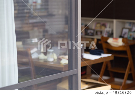 ベランダから見るリビング(手前窓にピント) ベランダから見るリビング(手前窓にピント) 49816320