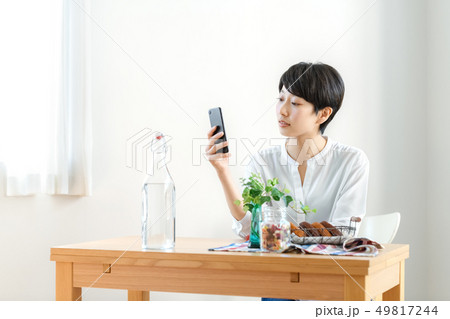女性　ライフスタイル　スマホ 49817244