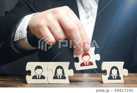 A businessman collects puzzles symbolizing a team 49817292