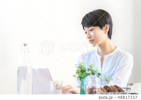 女性　ライフスタイル　パソコン 49817337