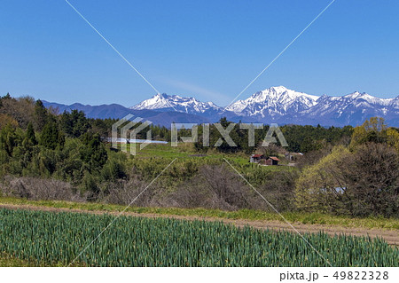 春の田舎のイメージ_残雪の山々と空と山里_鳥取県倉吉市志津にて 春の田舎のイメージ_残雪の山々と空と山里_鳥取県倉吉市志津にて 49822328