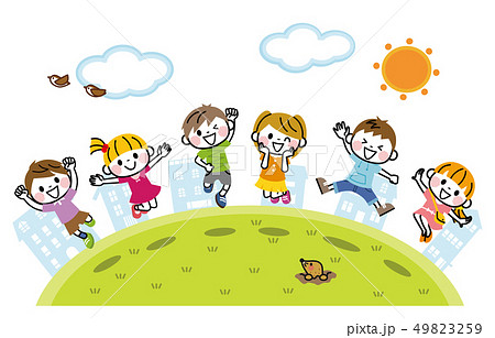 外でジャンプする子供たち 49823259